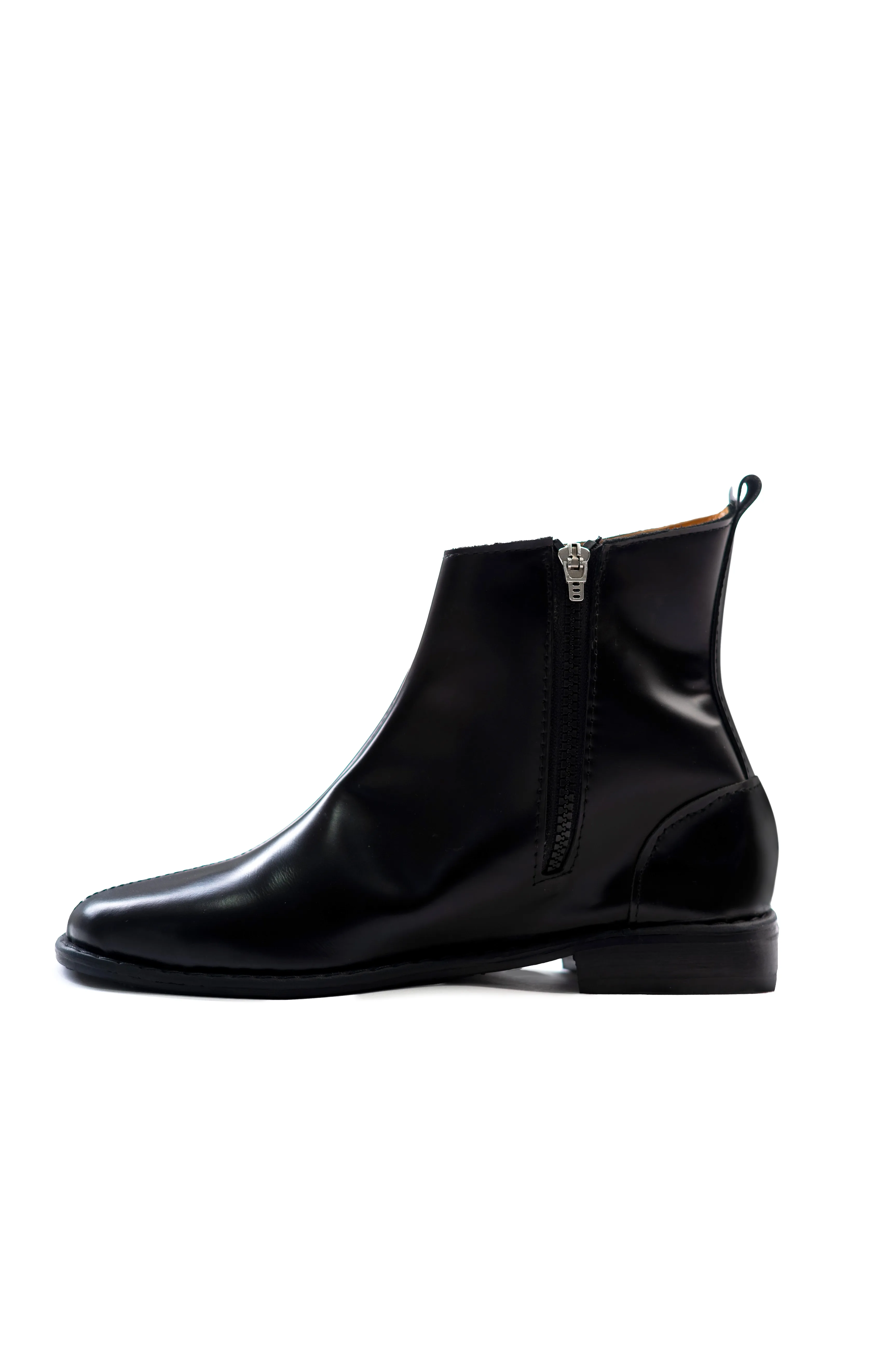 Ajadi Boots in Black Leather with Side Zipper and Black Leather Soles